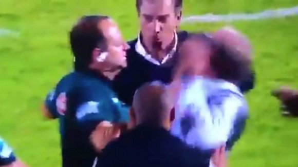 Auxiliar do Defensor simulou agress&atilde;o do &aacute;rbitro em decis&atilde;o do Uruguaio contra o Pe&ntilde;arol