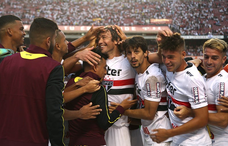 Lugano se despede como &iacute;dolo por saber colocar o S&atilde;o Paulo acima de si mesmo