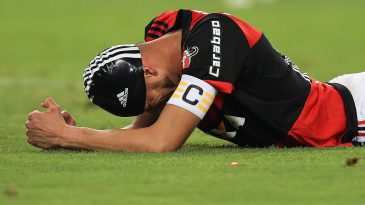 Fifa brinca com perigo ao não criar uma regra mais rígida contra pancadas na cabeça