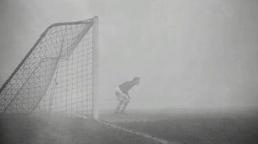 A neblina que deixou o goleiro Sam Bartram sozinho em campo em um jogo no Natal