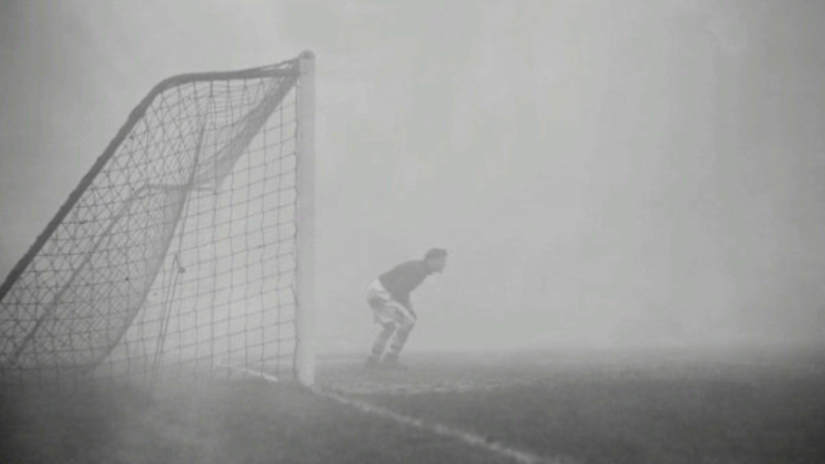 A neblina que deixou o goleiro Sam Bartram sozinho em campo em um jogo no Natal
