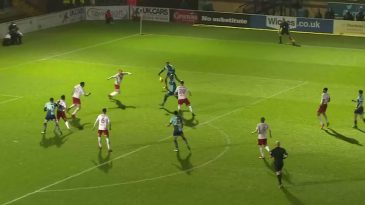 Lembram-se de Akinfenwa? Marcou um golaço na quarta divisão inglesa