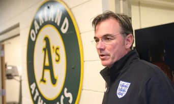 Homem do Moneyball, Billy Beane chega ao futebol inglês: será um dos donos do Barnsley