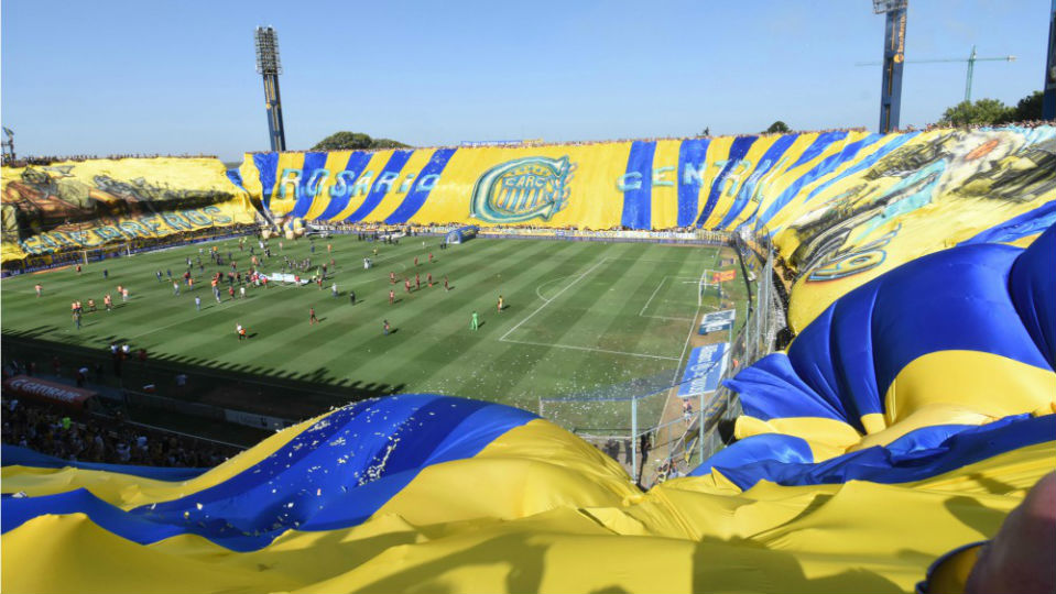 Um bandeir&atilde;o colossal tornou inesquec&iacute;vel o recebimento no Cl&aacute;ssico Rosarino