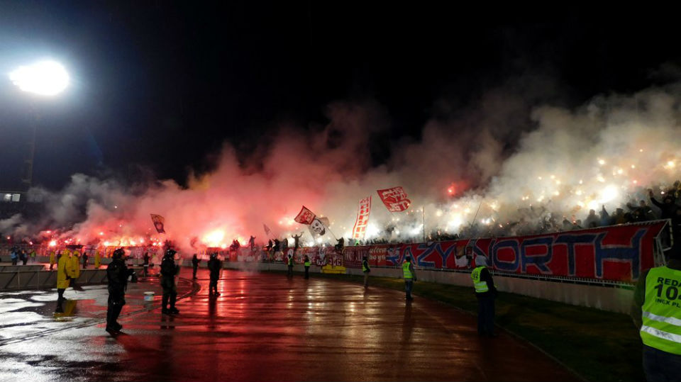 &Eacute; hipnotizante a festa que os ultras do Estrela Vermelha, mesmo visitantes, fizeram no D&eacute;rbi Eterno