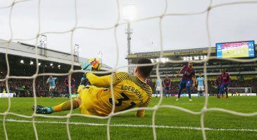 Ederson pega pênalti no fim, mas City perdeu mais do que se apenas a derrota tivesse acontecido