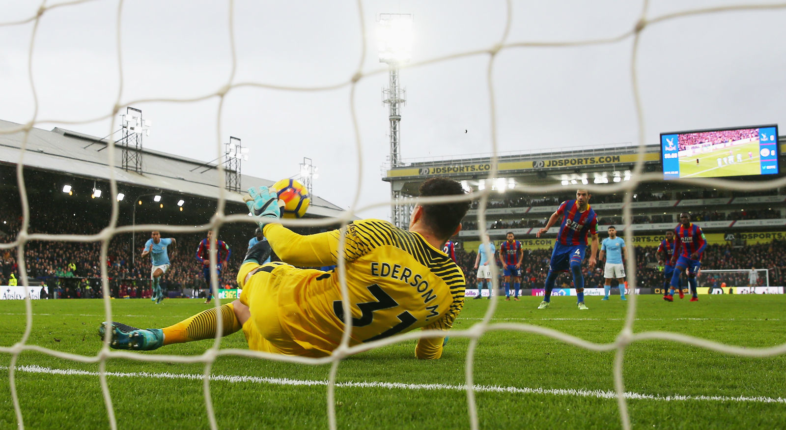 Ederson pega p&ecirc;nalti no fim, mas City perdeu mais do que se apenas a derrota tivesse acontecido