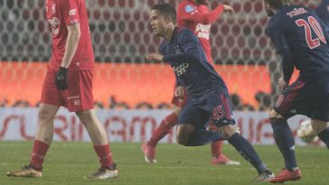 Kluivert anotou um golaço, Assaidi respondeu à altura, e o Twente passou nos pênaltis