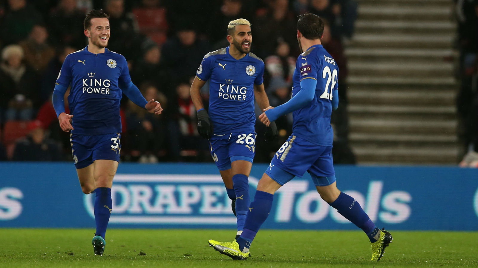 Mahrez ressurge e o Leicester se aproxima da briga pelas copas europeias