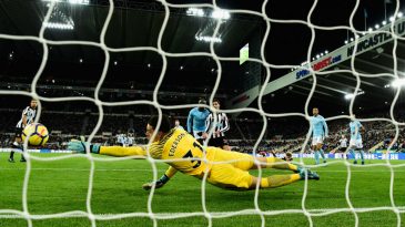 O tropeço não saiu por centímetros, e o City conseguiu a 19ª vitória contra o Newcastle