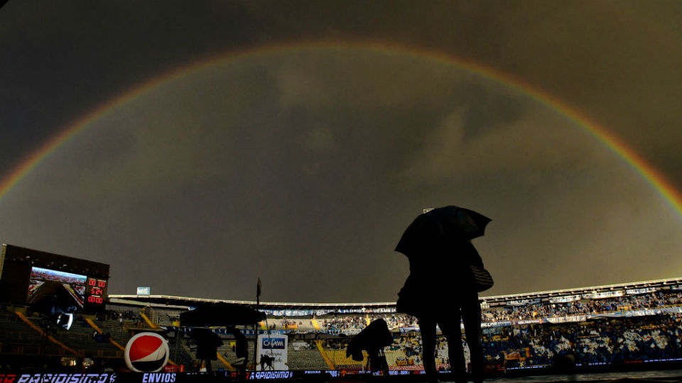 A torcida do Millonarios fez um espet&aacute;culo no primeiro cl&aacute;ssico da final do Colombiano