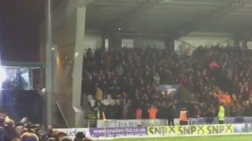 Torcedores do St. Mirren e do Dundee United travaram uma deliciosa guerra de bolas de neves no intervalo