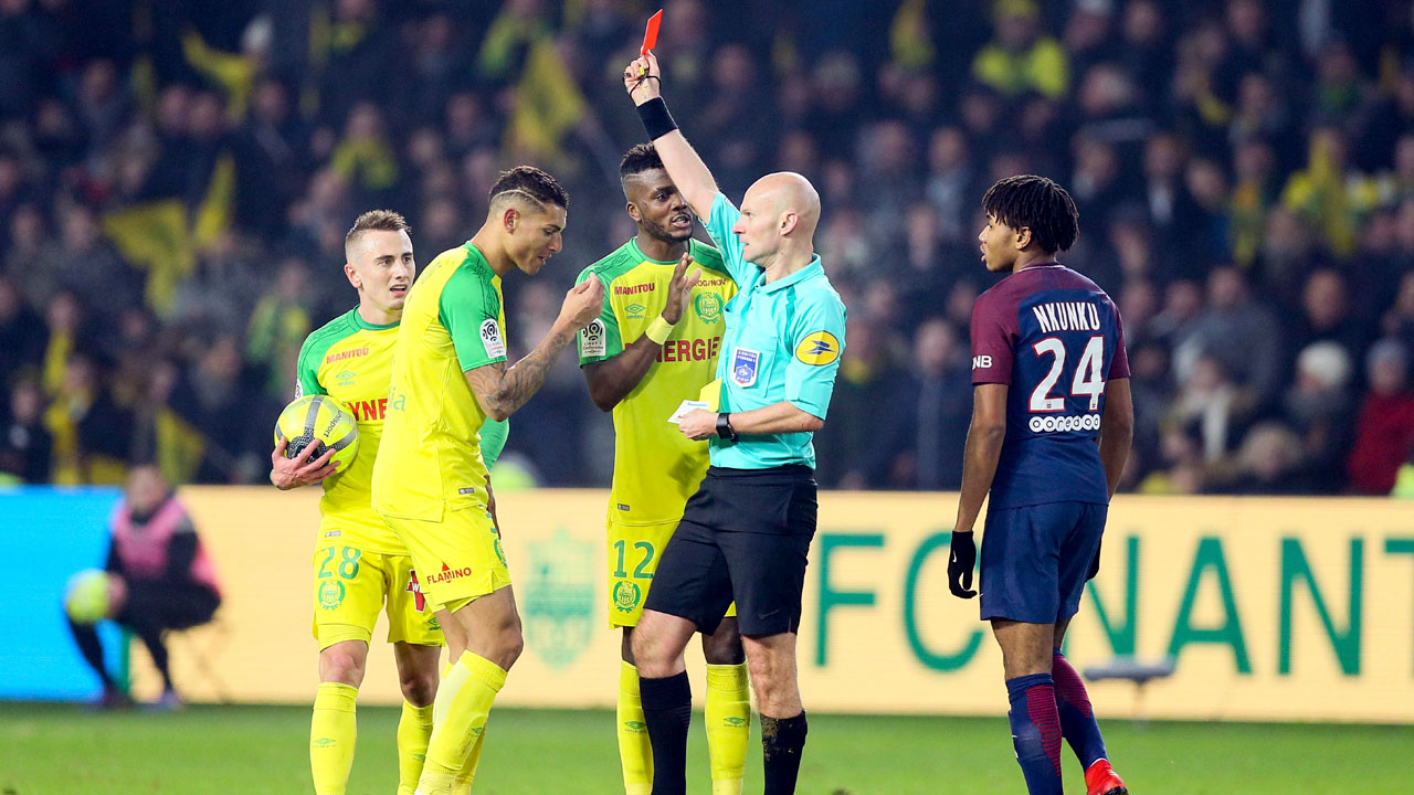 &Aacute;rbitro Tony Chapron, que agrediu brasileiro na Fran&ccedil;a e o expulsou, &eacute; suspenso por tr&ecirc;s meses