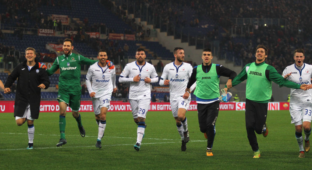 A Atalanta apronta de novo e, com 10, derrota a Roma dentro do Est&aacute;dio Ol&iacute;mpico