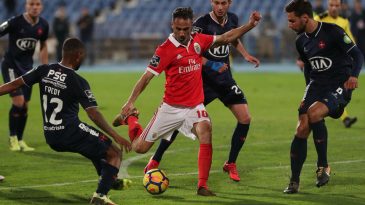 Jonas perdeu um pênalti, mas salvou o Benfica com golaço de falta no último lance