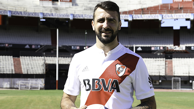 Pratto escolhe camisa em homenagem &agrave; filha e tra&ccedil;a meta de 20 a 25 gols no River Plate