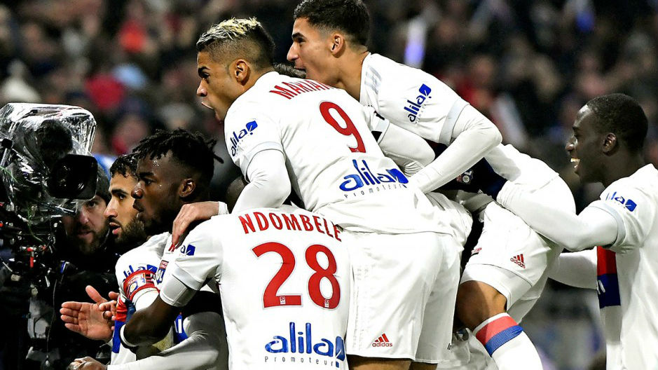 A emo&ccedil;&atilde;o ficou para o &uacute;ltimo minuto, com um gola&ccedil;o de Depay que deu a vit&oacute;ria ao Lyon