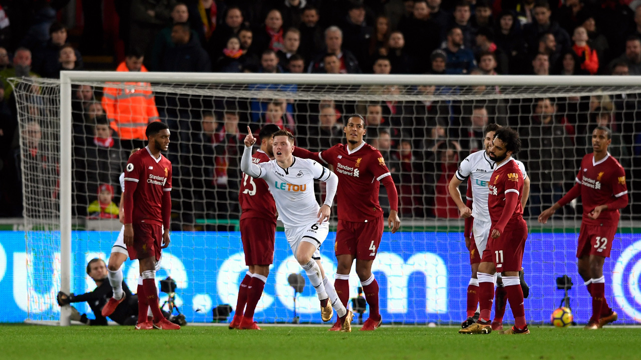 Uma no cravo, outra na ferradura: Liverpool perde para Swansea depois de vencer City