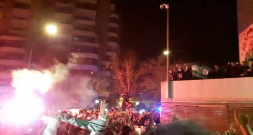 Milhares de torcedores do Betis sa&iacute;ram &agrave;s ruas para celebrar a memor&aacute;vel vit&oacute;ria no cl&aacute;ssico