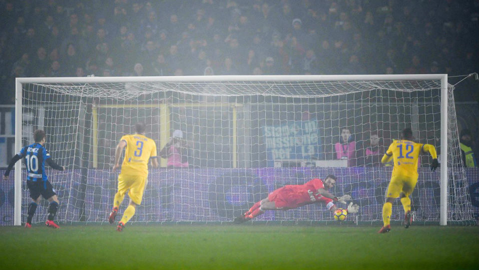 Ap&oacute;s dois meses de aus&ecirc;ncia, Buffon voltou pegando p&ecirc;nalti e ampliando sua lenda