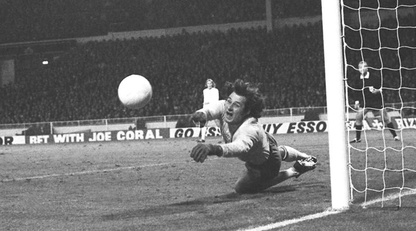 Tomaszewski, o goleiro que, com duas m&atilde;os, tapou 100 mil bocas em Wembley