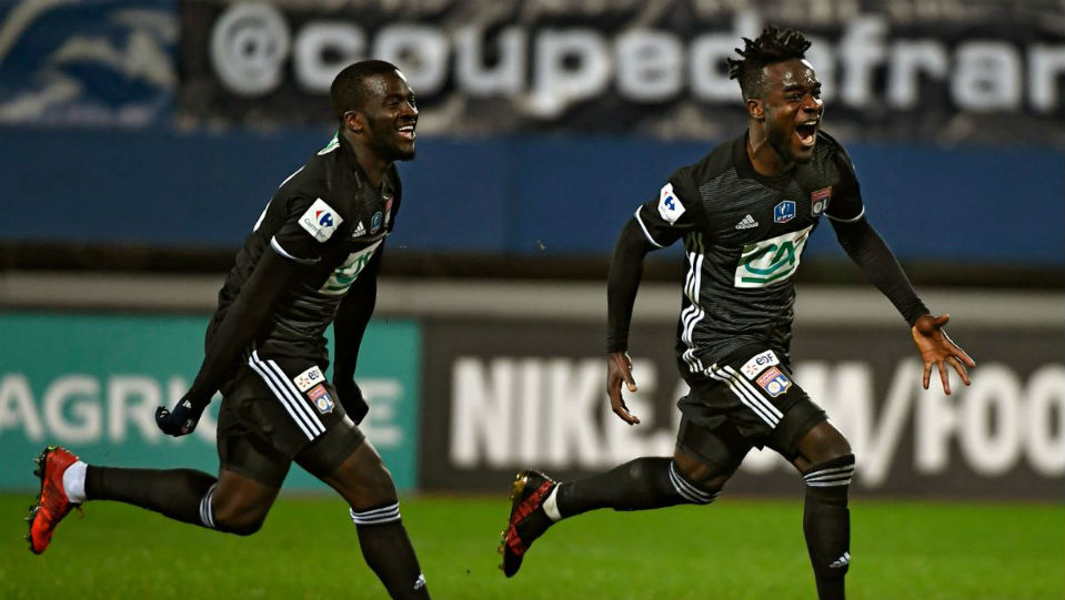 No &uacute;ltimo lance, Cornet deu a vit&oacute;ria ao Lyon com um gol de falta cir&uacute;rgico