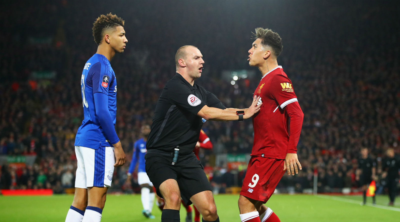 Football Association investigar&aacute; acusa&ccedil;&atilde;o de racismo envolvendo Roberto Firmino