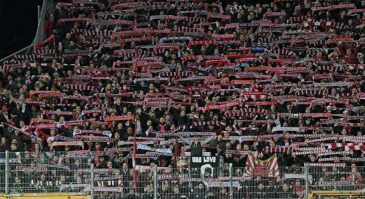 Técnico sofre mal súbito, jogo é cancelado e torcidas se unem para cantar You’ll Never Walk Alone