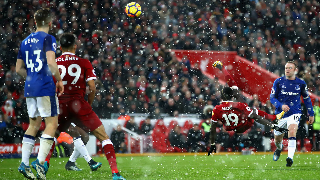 Cl&aacute;ssicos em Liverpool e em Sevilha s&atilde;o o carro chefe do fim de semana