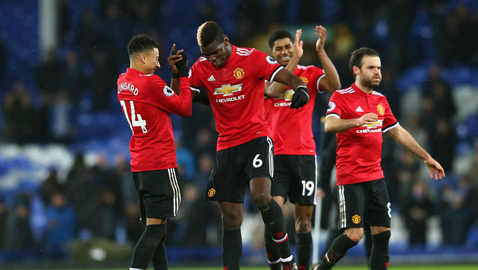 Dois chutes brilhantes e Pogba em chamas permitiram ao United celebrar novamente