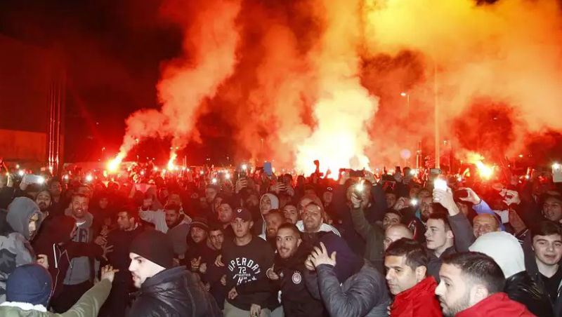 A torcida do Olympiacos ficou enlouquecida na recep&ccedil;&atilde;o a Mirallas, seu velho &iacute;dolo