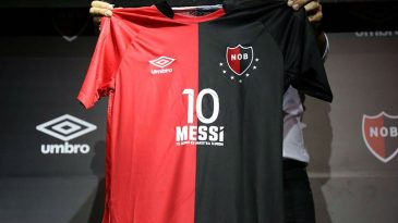 O Newell’s caprichou na nova camisa – e deu aquela bajulada em Messi