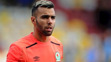 “Milagre” é a única definição possível para esta defesaça do goleiro do Blackburn