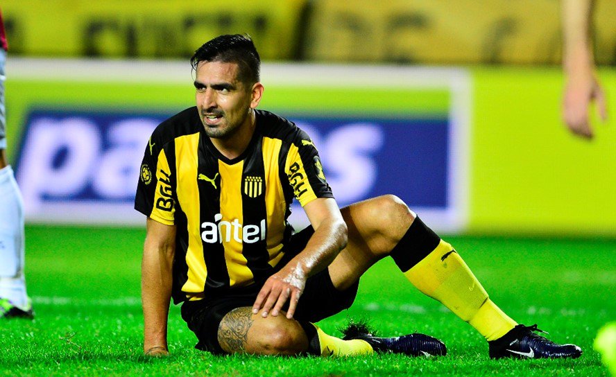 Viatri perder&aacute; o in&iacute;cio do ano no Pe&ntilde;arol ap&oacute;s acidente com fogos de artif&iacute;cio