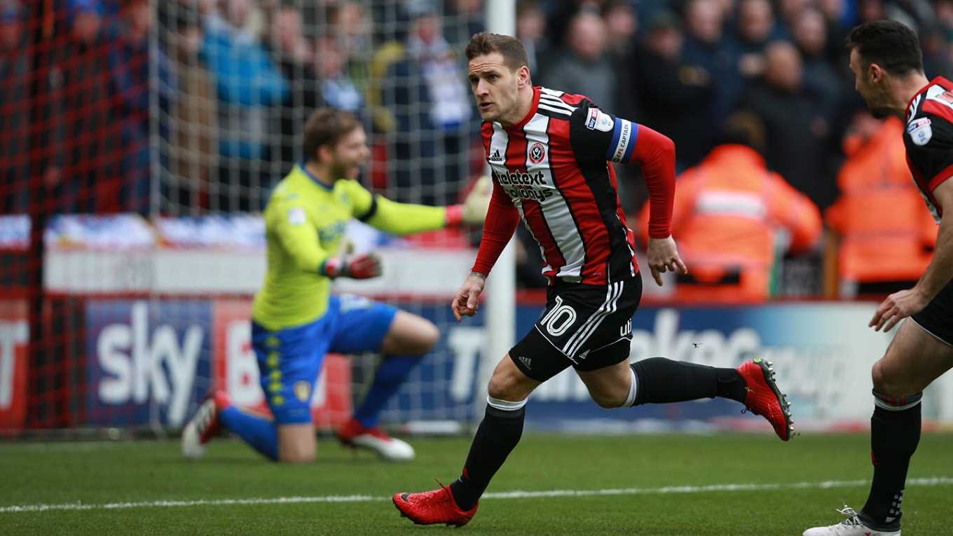 Sheffield United venceu Leeds com este gola&ccedil;o de voleio de Sharp, craque do jogo