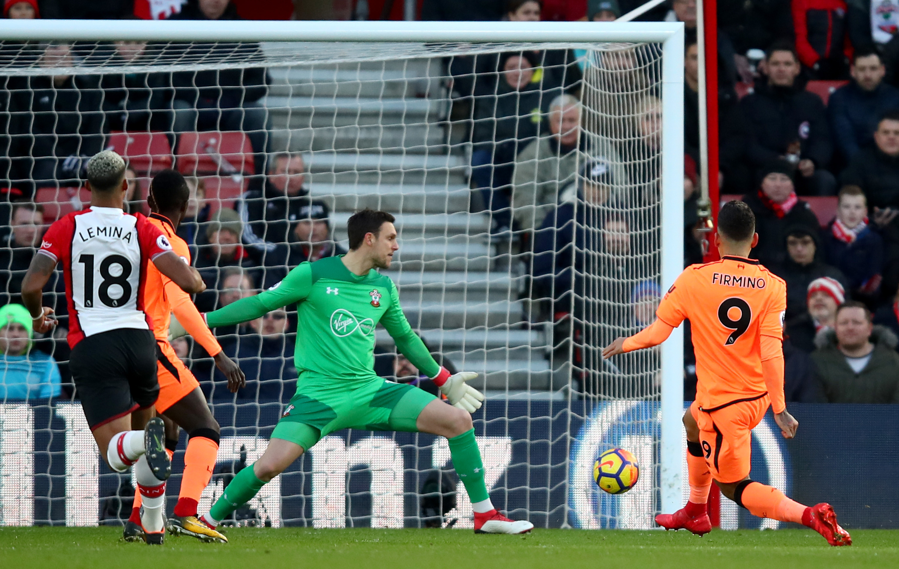 Firmino chega a 20 gols, 11 assist&ecirc;ncias e brilha ao lado de Salah no ataque do Liverpool
