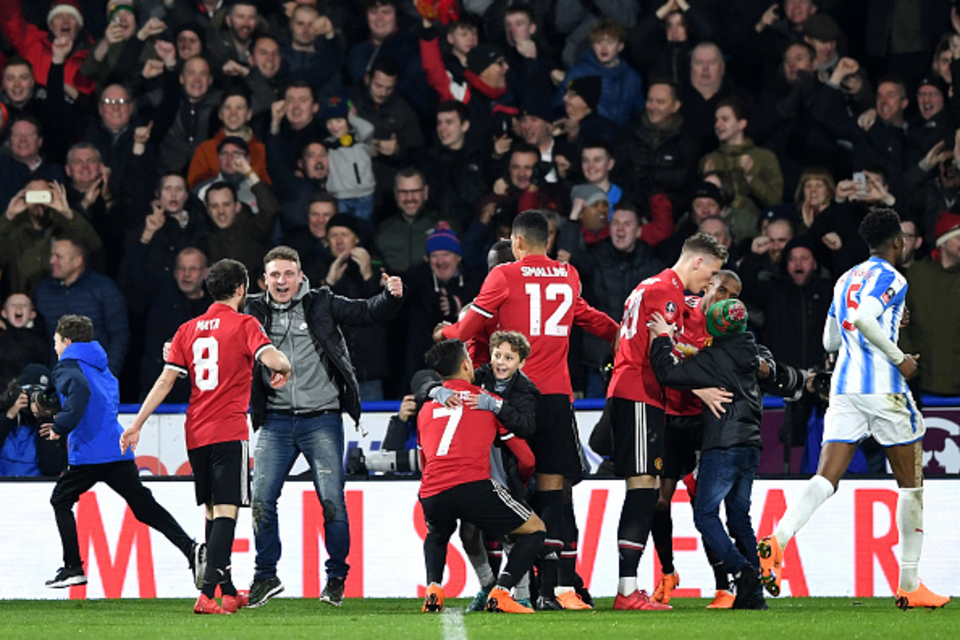 No meio da comemora&ccedil;&atilde;o do United, torcedores aproveitaram a oportunidade