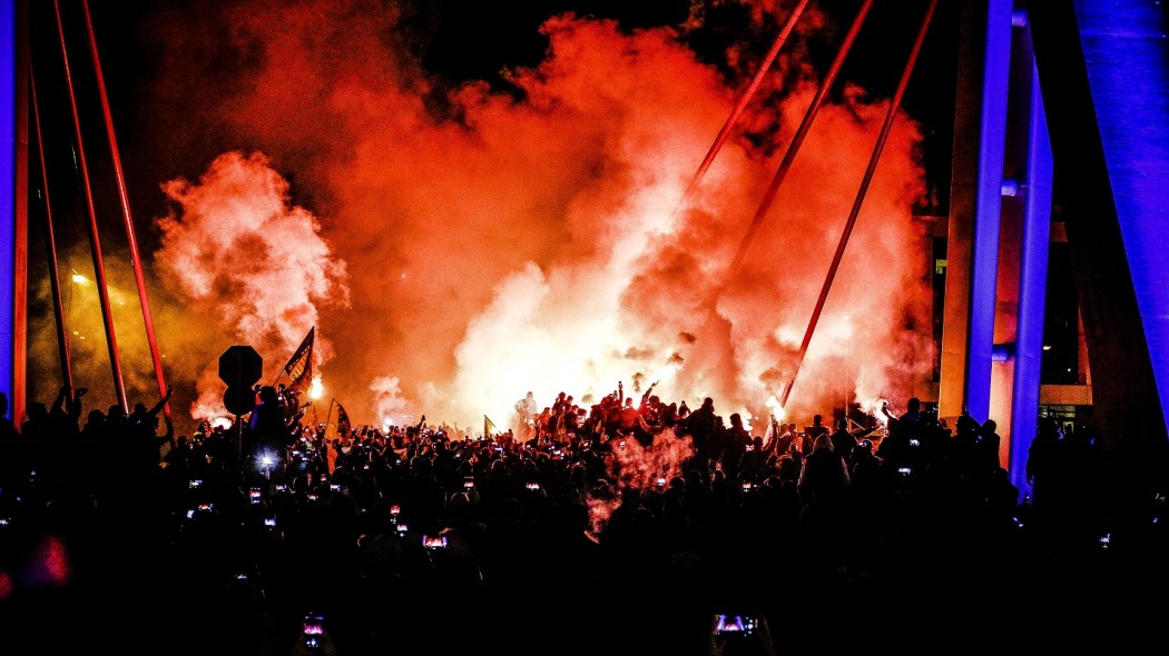 Qual a grandeza de uma virada &eacute;pica no cl&aacute;ssico? A festa flamejante do AEK diz muito