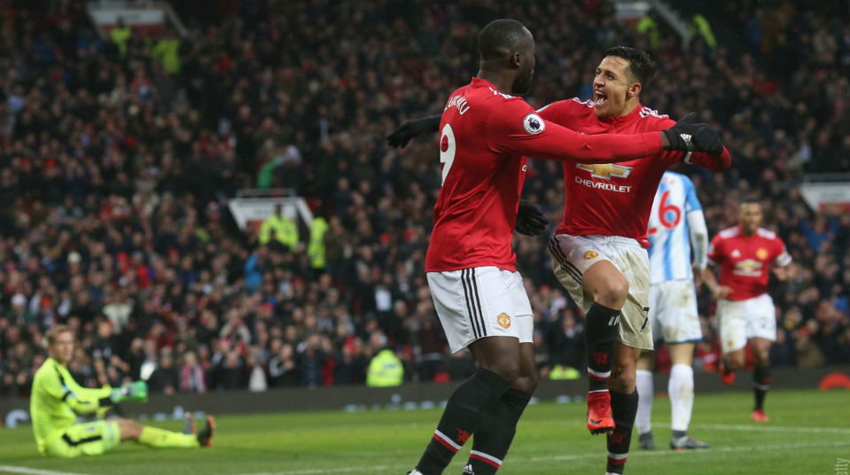 S&aacute;nchez come&ccedil;a com o p&eacute; direito em Old Trafford: Boa atua&ccedil;&atilde;o, gol e vit&oacute;ria