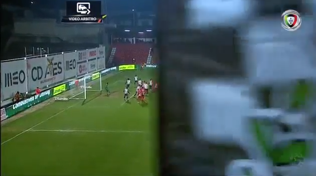 VAR ajuda, mas n&atilde;o &eacute; perfeito: Um bandeir&atilde;o da torcida atrapalhou a tecnologia em Portugal