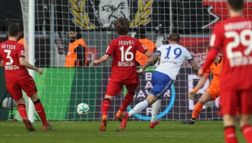 Chapelou o zagueiro e bateu no canto: É para se aplaudir de pé este golaço do Schalke