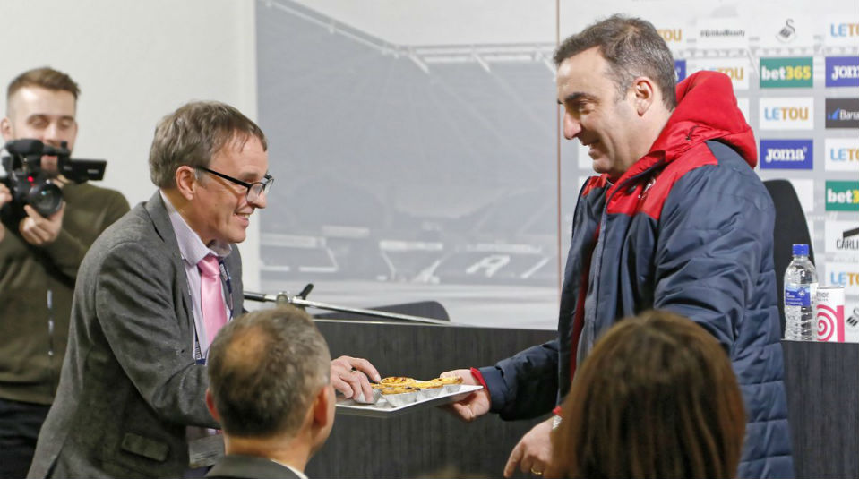 Simpatia pura: T&eacute;cnico do Swansea, Carvalhal oferece past&eacute;is de nata antes da coletiva