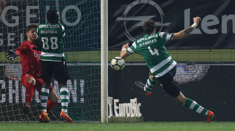 Sporting decide jogo aos 53 do 2&deg; tempo e revolta dos rivais ressoa em Portugal