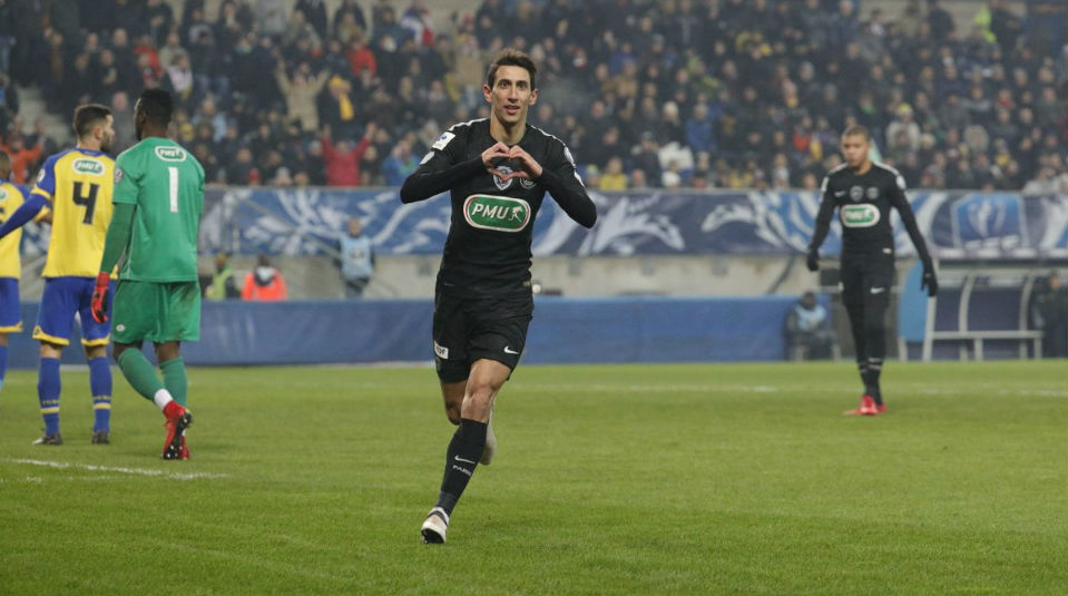 Em um momento importante, Di Mar&iacute;a pede passagem entre os protagonistas do PSG