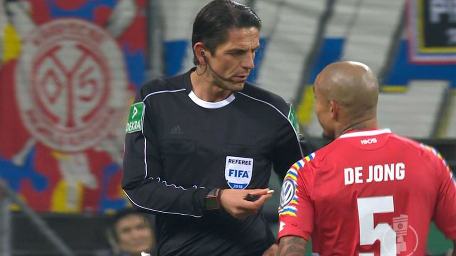 Em clima de carnaval, torcida do Mainz joga doces no gramado, &aacute;rbitro recolhe e&hellip;.come