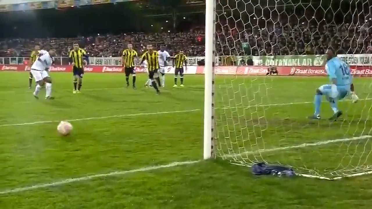 J&aacute; temos um forte candidato a p&ecirc;nalti perdido mais bizarro do ano