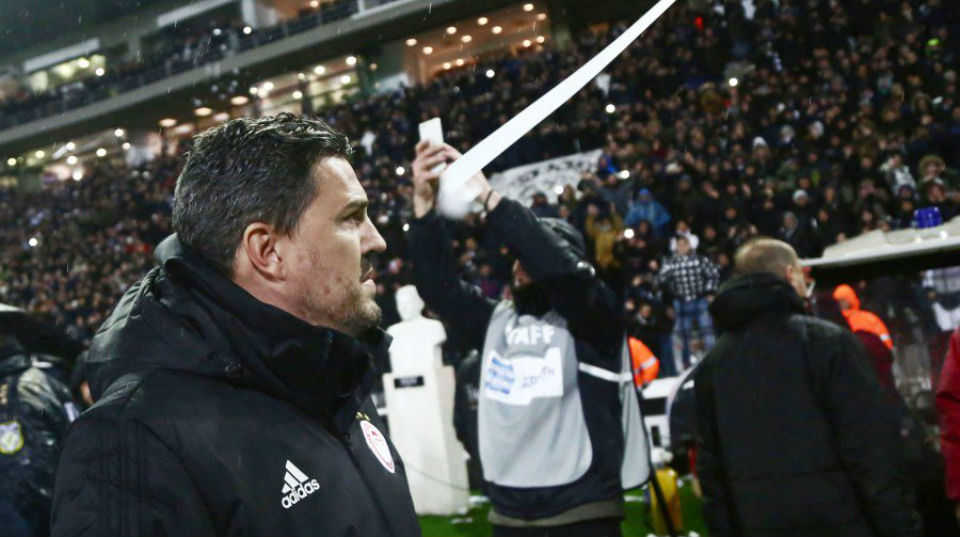 Um rolo de papel come&ccedil;a a causar grande confus&atilde;o na briga pelo Campeonato Grego