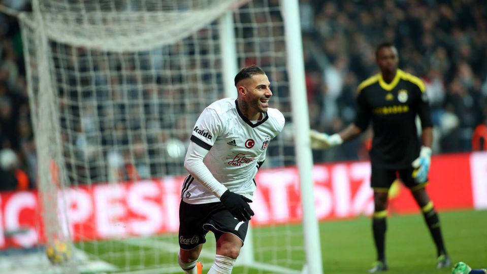 A trivela m&aacute;gica de Quaresma rendeu um gol memor&aacute;vel, decidindo o d&eacute;rbi com o Fenerbah&ccedil;e
