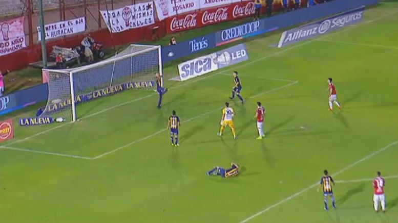 Jogador do Rosario evita gol com a m&atilde;o e &eacute; expulso &ndash; e o advers&aacute;rio perde o p&ecirc;nalti