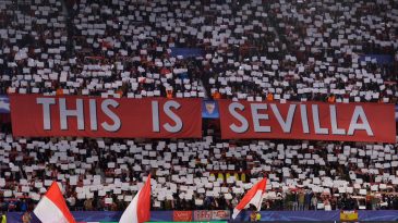 De arrepiar: A torcida cantou o hino do Sevilla com a alma durante o recebimento ao time na Champions